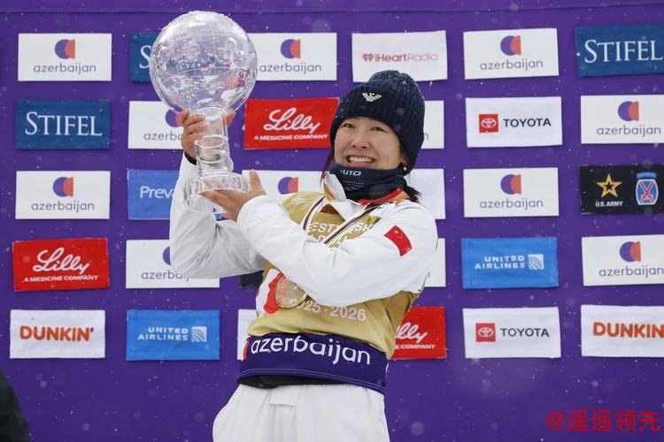 滑雪老将徐梦桃第七次捧起世界杯总冠军奖杯——“热爱可抵岁月漫长”